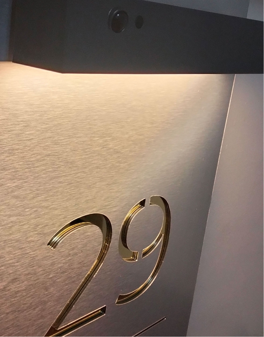 brushed-aluminium-solar-street-sign-gold-backing-closeup