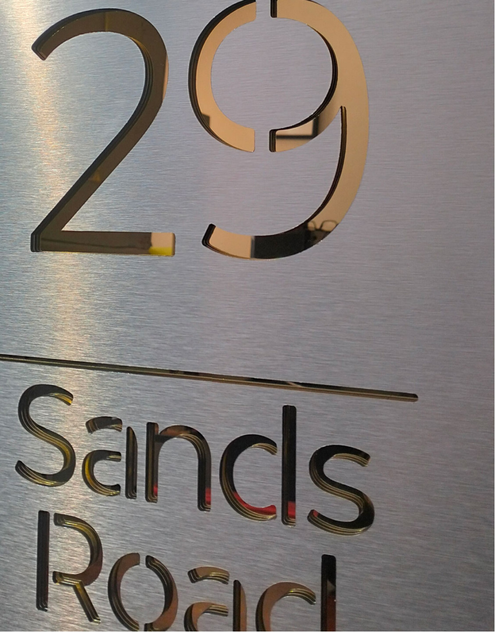 brushed-aluminium-solar-street-sign-gold-backing-detail